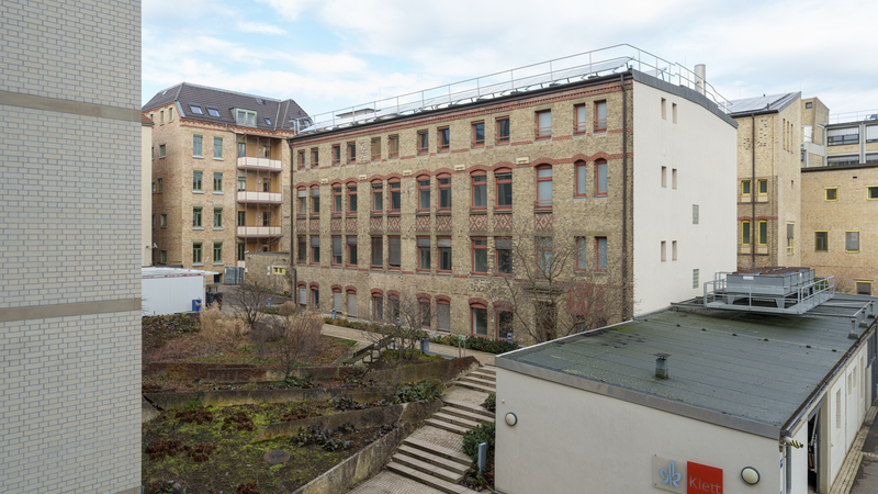 Blick auf die historischen Backsteingebäude im mittleren Bereich des Klett-Areals.