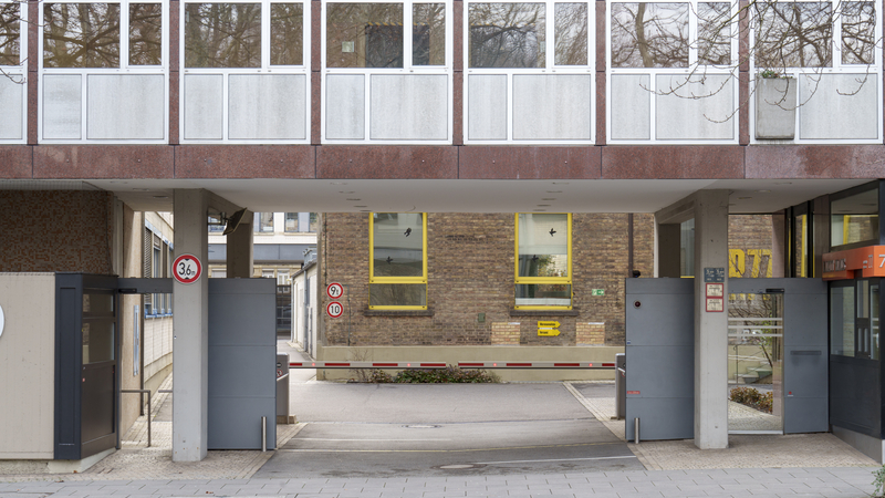 Der Blick auf den Eingangsbereich zum Klett-Areal in der Rotebühlstraße 77 mit der Pforte auf der rechten Seite.